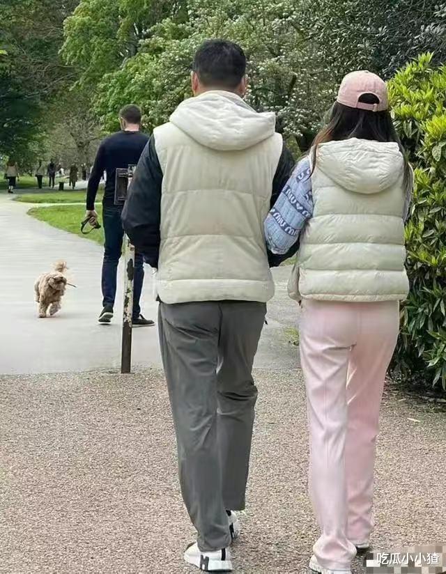 章泽天|章泽天现身戛纳晚宴，生图曝光，8万连衣裙配299元手机链