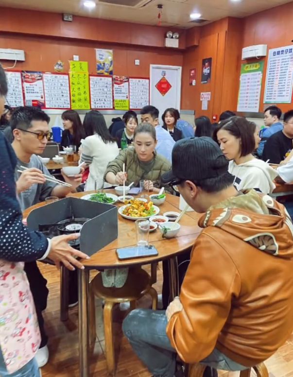 窦骁|窦骁何超莲与佘诗曼聚餐，光顾平价饭店接地气，男方仪态遭吐槽