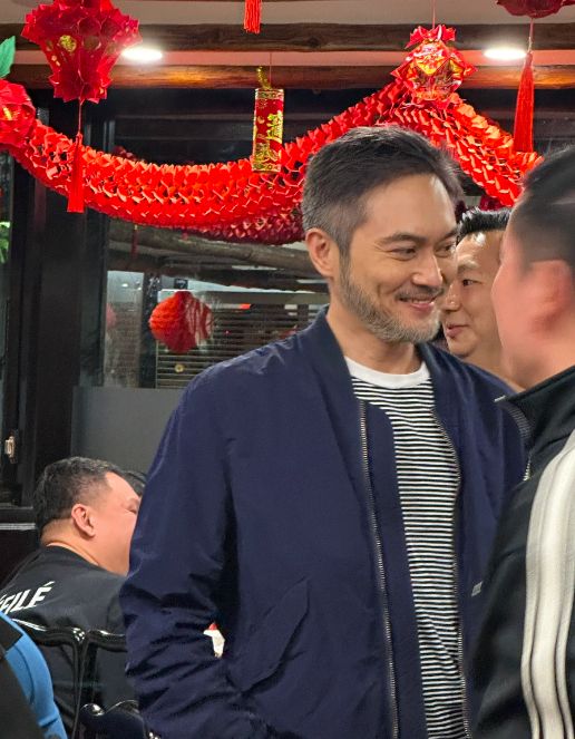 张智霖夫妇酒楼被偶遇，袁咏仪变老还脱发，男方络腮胡全白脸很愁