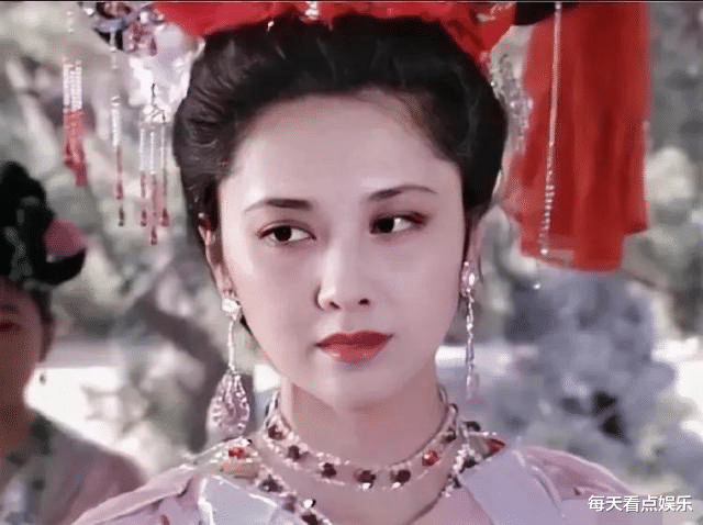 《西游记》第一美人:惹“唐僧”心动,一生无儿无女,71岁依旧优雅