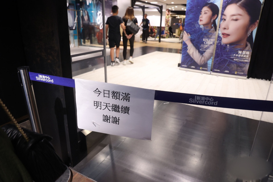 陈慧琳|陈慧琳义卖8000件二手衣物,数百人涌入疯抢,警方介入解决纠纷