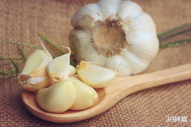 大蒜|58岁男子坚持每天生吃大蒜灭菌、抗肿瘤，6个月后健康情况如何？
