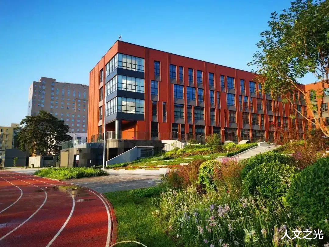 大学生|高校招聘现场招“KTV公主”？其实社会各界更该反思期望值问题