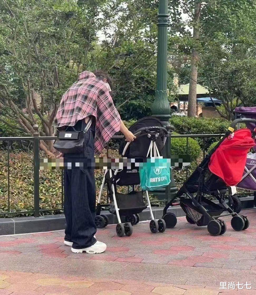 韩庚|赵丽颖带儿子游玩，背五位数大牌包扎马尾像少女，2000外套却村味