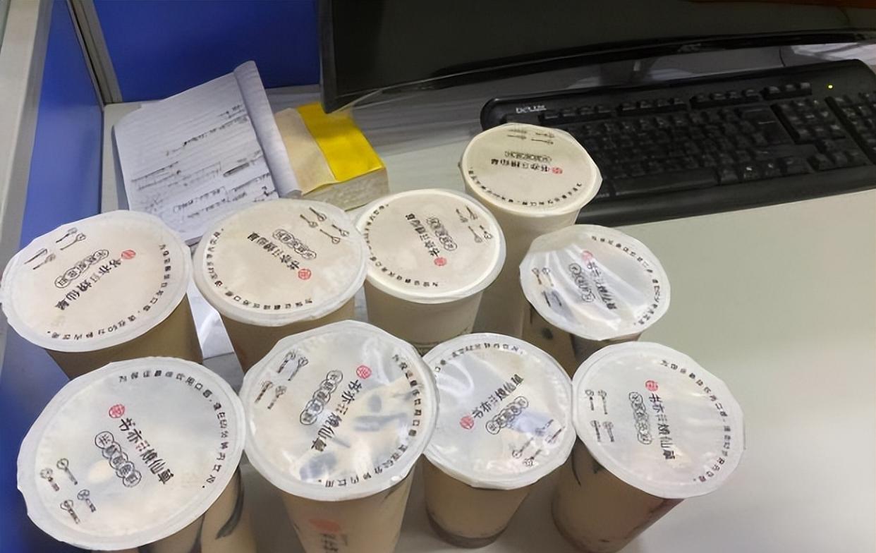 求职|真把自己当女猪脚了?女大学生实习看上富二代,花式讨好让人无语