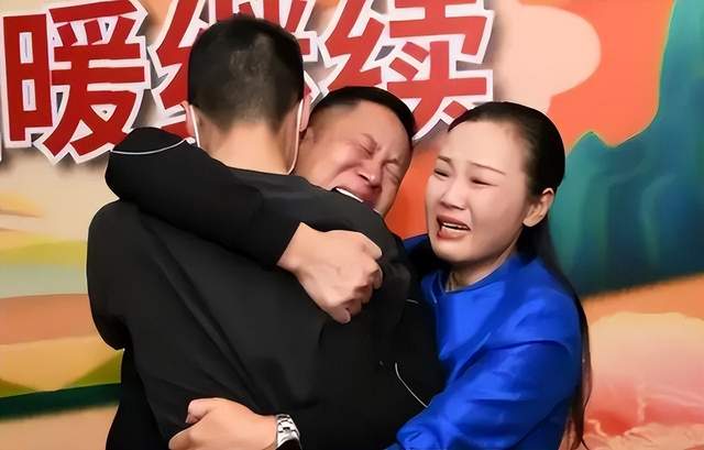 孙卓|人逢喜事精神爽!孙海洋夫妇拍全家福,洋洋看老婆满眼宠溺好幸福