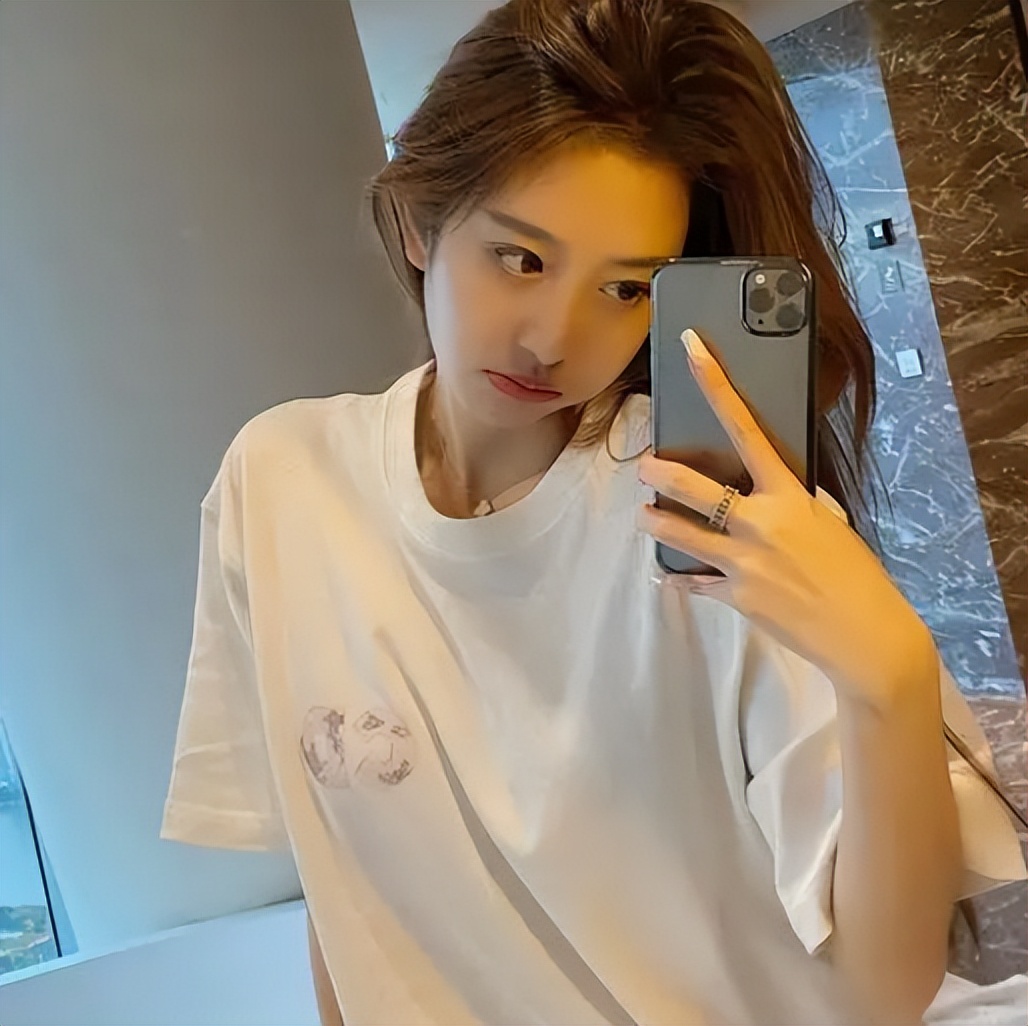 小杨哥要签约大网红卓仕琳,初次见面送四个LV,颜值碾压爱徒乔妹