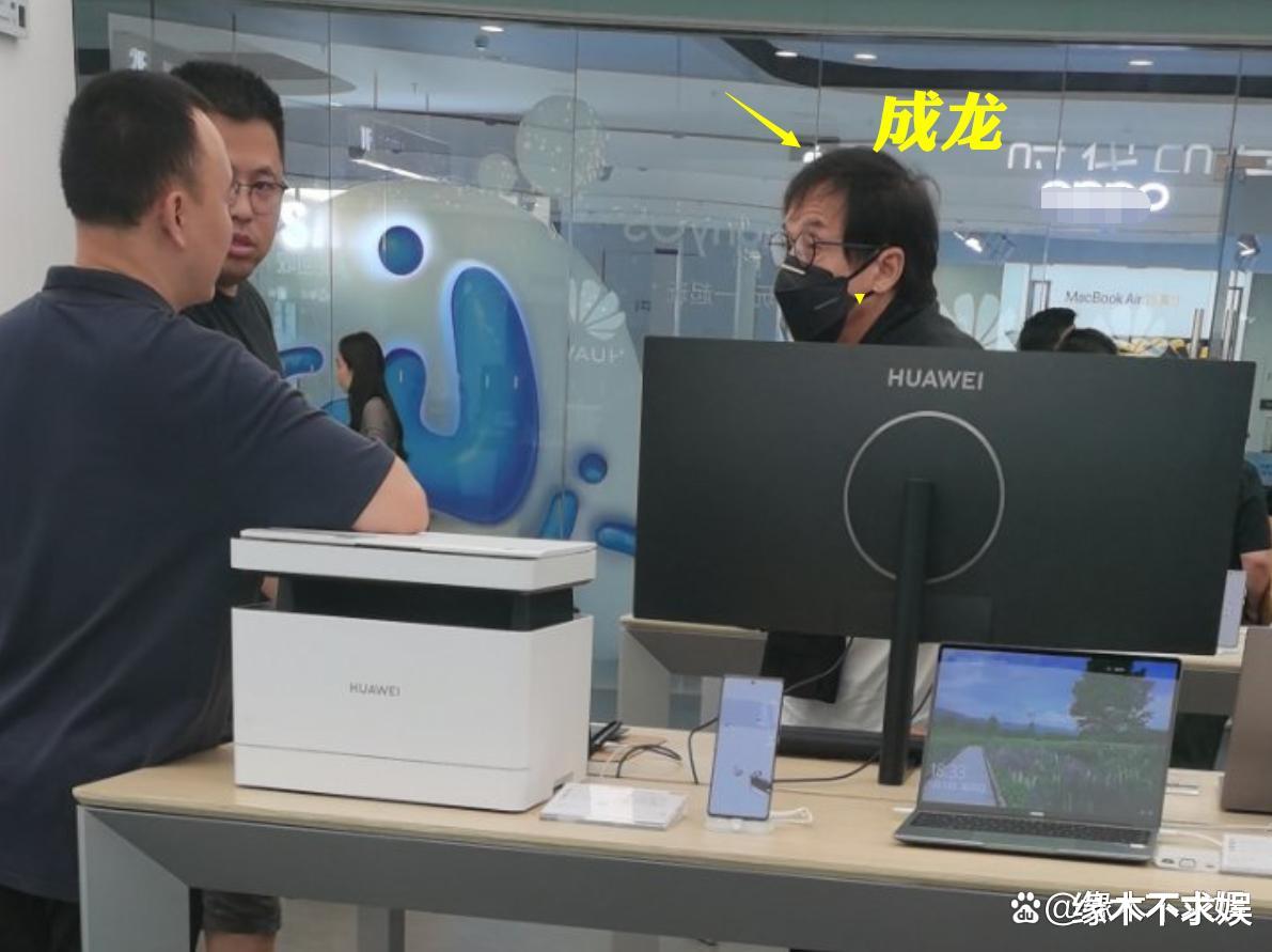 69岁成龙买华为8000元新款手机,穿布鞋、秃顶明显,缺货仍等待!