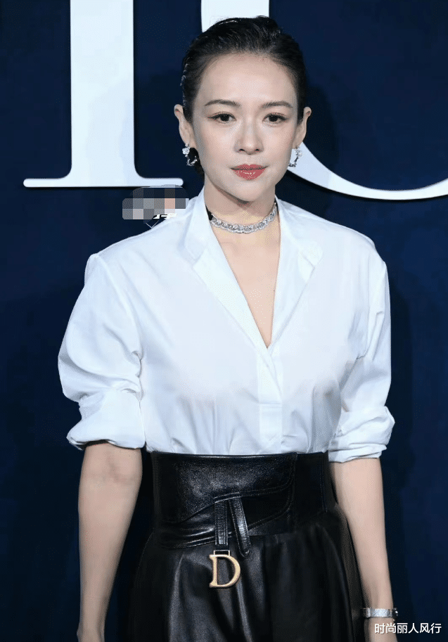 章子怡 章子怡迪奥走秀输韩国女子组合！穿皮裙靠气场赢回排面