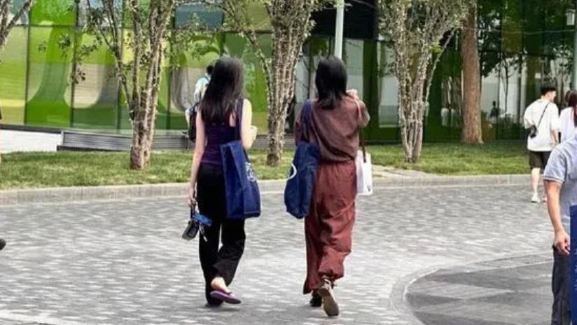 李嫣低调回国，与继母海哈金喜逛街聊心里话，疑似与王菲失恋有关