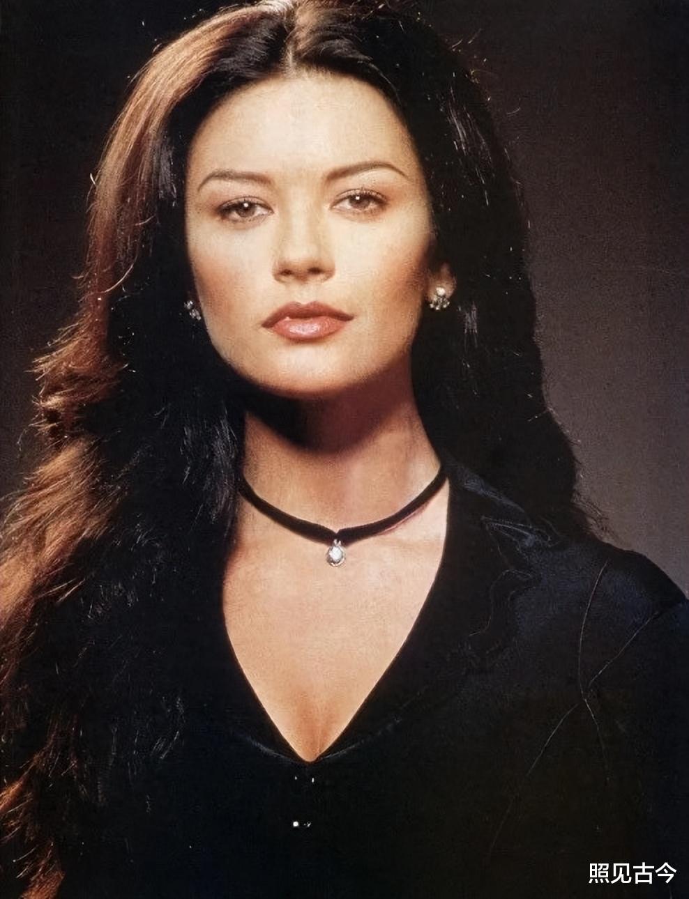 泽塔琼斯: “英伦玫瑰”被婚姻毁了,大25岁老公风流到患了口腔癌