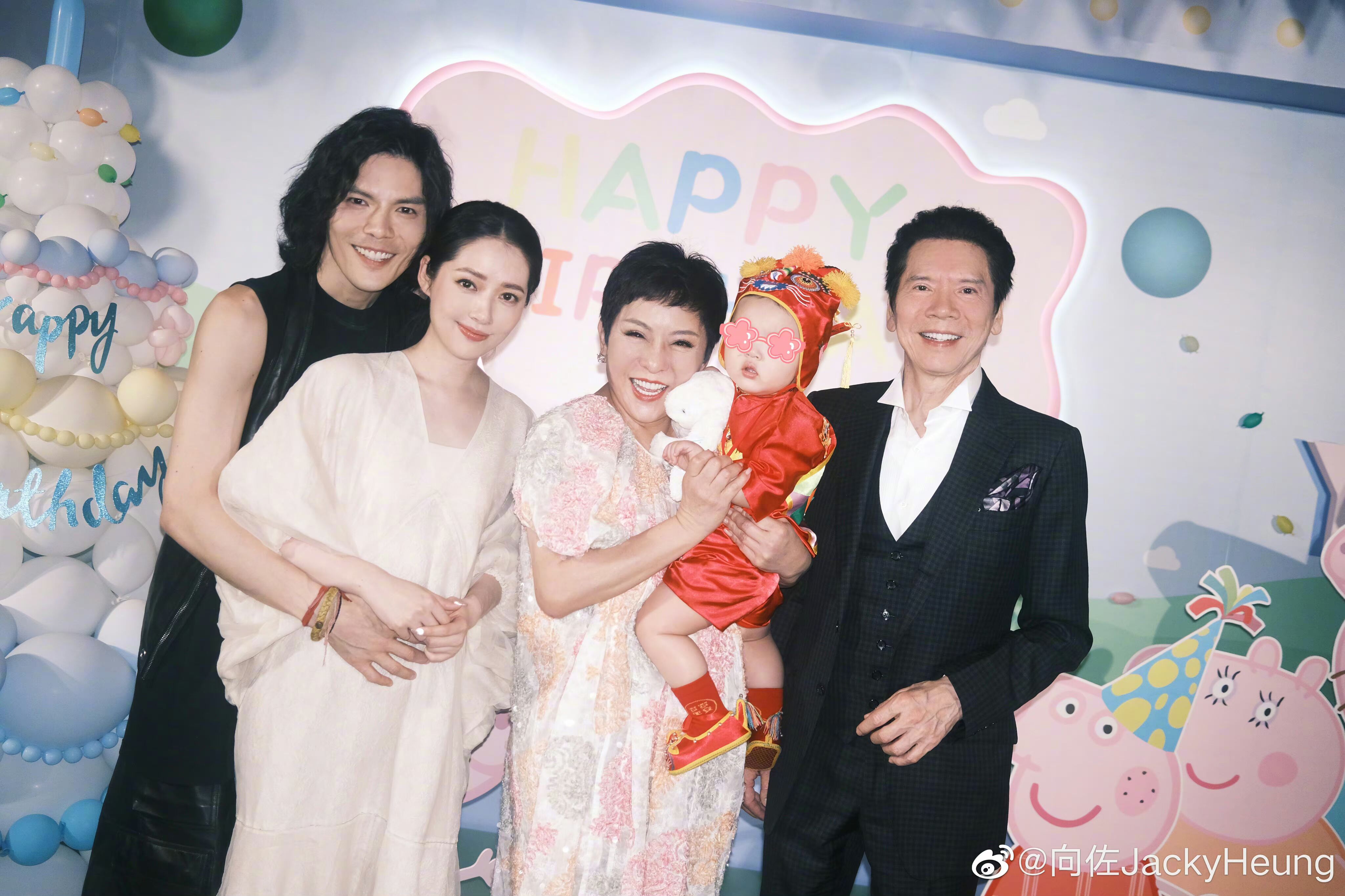 周冬雨|向佐晒全家福庆祝二胎周岁，一头油腻长发成讨论焦点，网友太有才