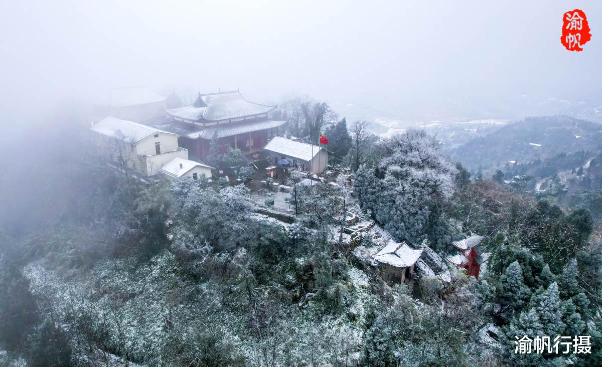 山东省|重庆2023年的第一场雪，航拍潼南最高的龙多山，银装素裹如同仙境
