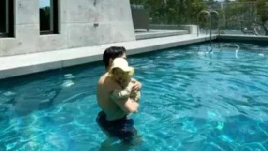 程晓玥一家澳洲度假，老公抱娃游泳画面温馨，大方晒娃真圈粉