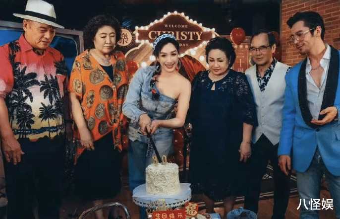 钟丽缇晒全家福庆生,52岁脸不塌美得不可方物,婆婆气场好强