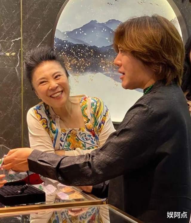 王红权|范美人罕见现身晚宴,肤白貌美颜值依然在线,和大网红相谈甚欢!