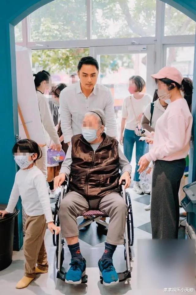 明道二胎女儿出生,官宣自己喜得爱女,抱着宝宝入睡一脸的宠爱