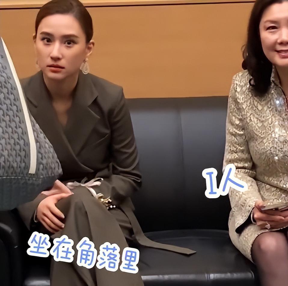 何超莲现身领奖再被疑怀孕,小腹明显凸起,候场瘫软在沙发显疲惫