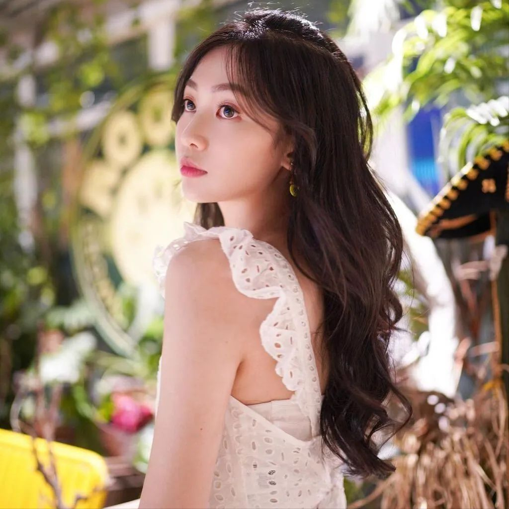 25岁TVB小花空降人气剧集过足戏瘾，与上位男星拍戏疑传出恋情