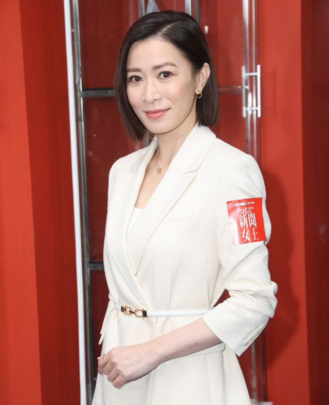 48岁视后佘诗曼现身深圳山姆超市,惹周围群众围观,安保阵容强大