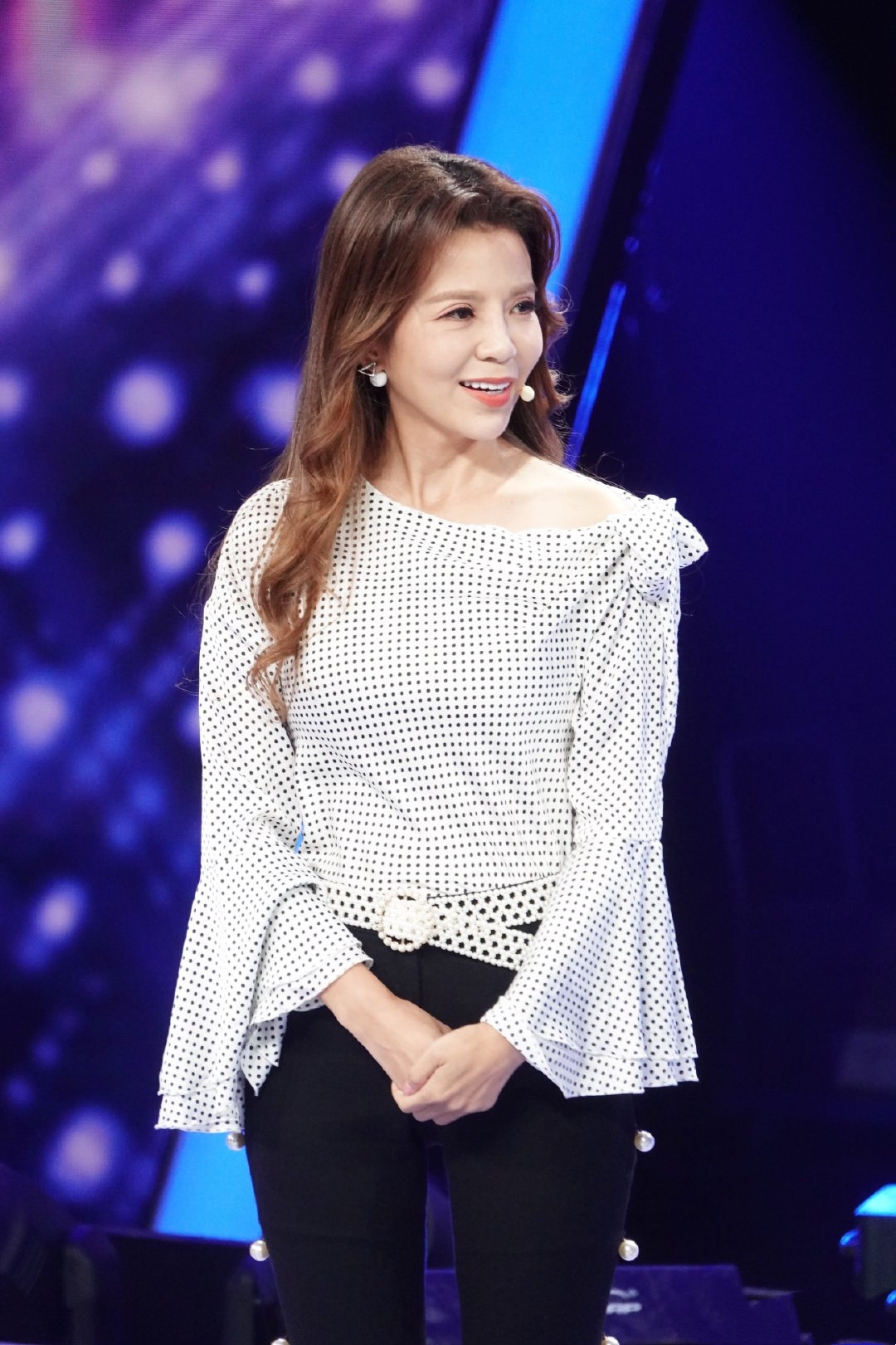 50岁央视女名嘴朱迅光荣退休,月领10000+退休金,老公晋升校长!