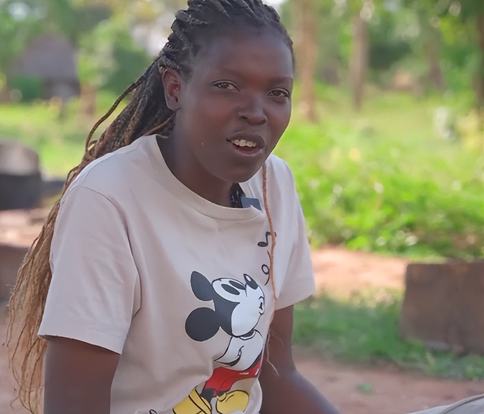 rose给非洲娘家包水饺，啤酒瓶擀皮引争议，欲让儿子留在当地上学