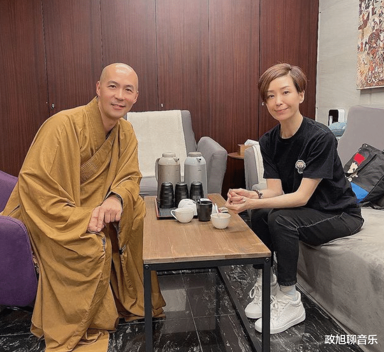回顾：知名港星出家13年，衣服残旧胡子白，在李嘉诚捐建寺庙修行
