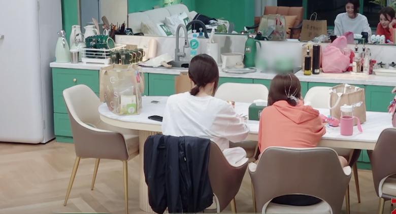 陈意涵|贾静雯和修杰楷视频，陈意涵插话调侃男方“偷吃”，言语没分寸