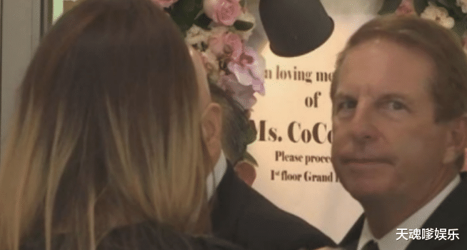 直击李玟葬礼：成龙刘德华送感言，韩红现身靠搀扶，二姐微笑献唱