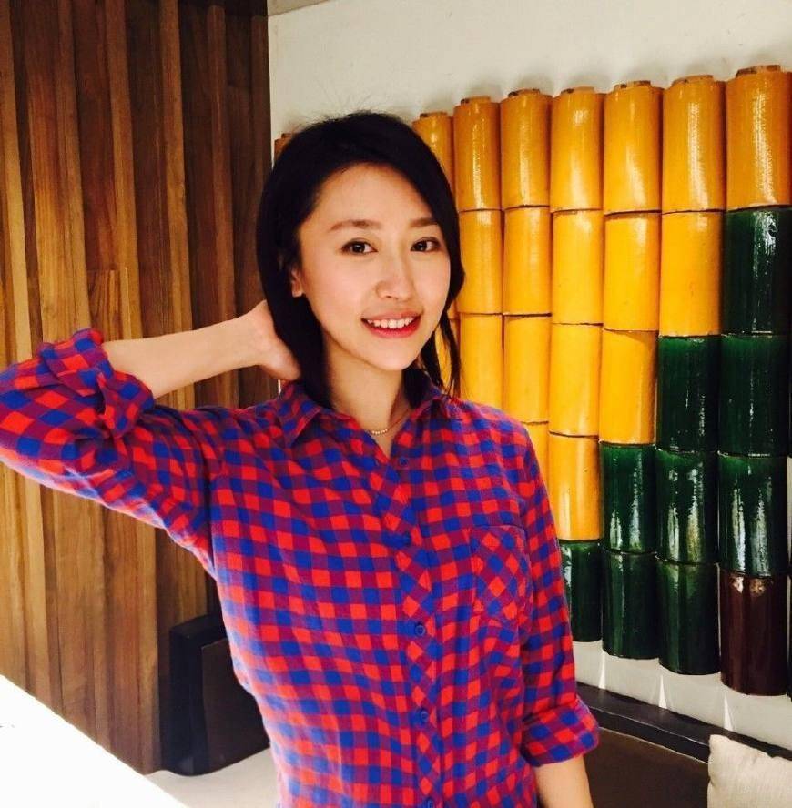 《新闻联播》主持王音棋“突然”笑了，评论区却沦陷：再也不看你