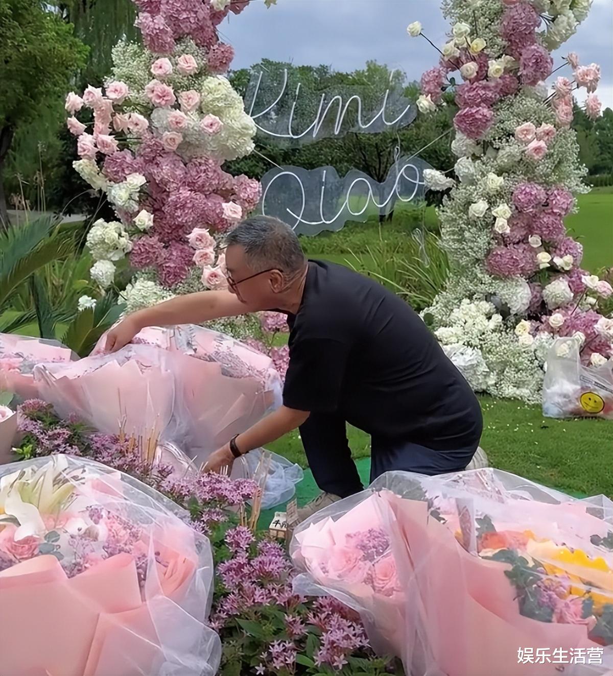 乔任梁墓前成粉色花海,和歌星巫慧敏作伴,陈乔恩已连续祭奠7年