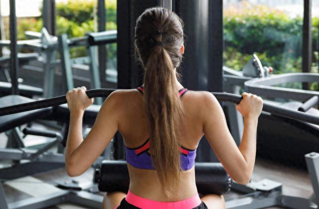 背部塑形让人显瘦显年轻,如何锻炼背部肌肉,塑造年轻体态