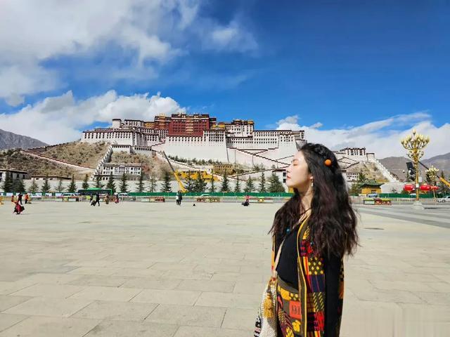 孙怡|3月18日李沁孙怡活动路透,精致穿搭大秀完美身材,性感迷人!