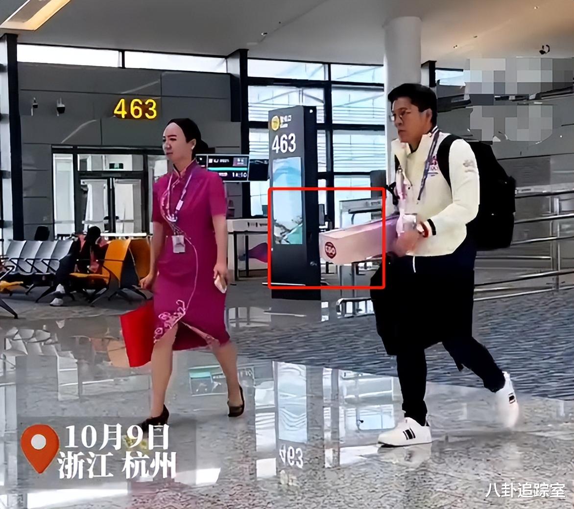 霍启刚抱郭晶晶火炬返港,在机场脚步轻快对镜挥手,网友:显眼包