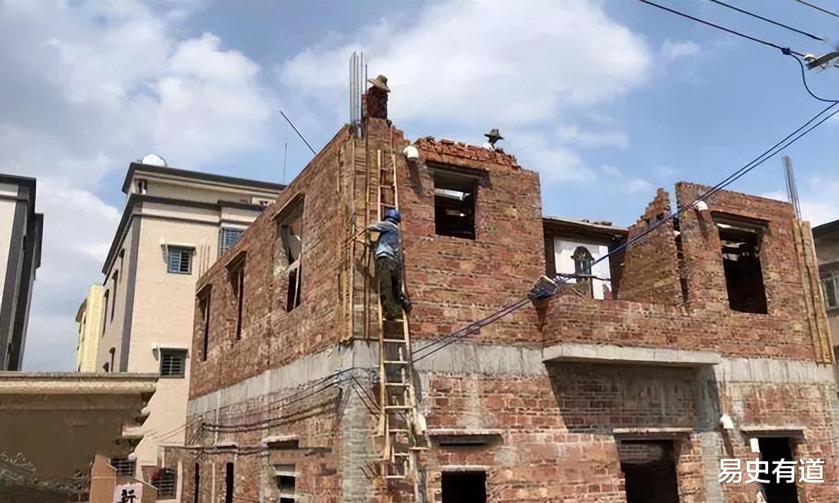 初三被迫退学,妹妹被骗爸爸让她拿钱,父亲去世后她多年不再回家