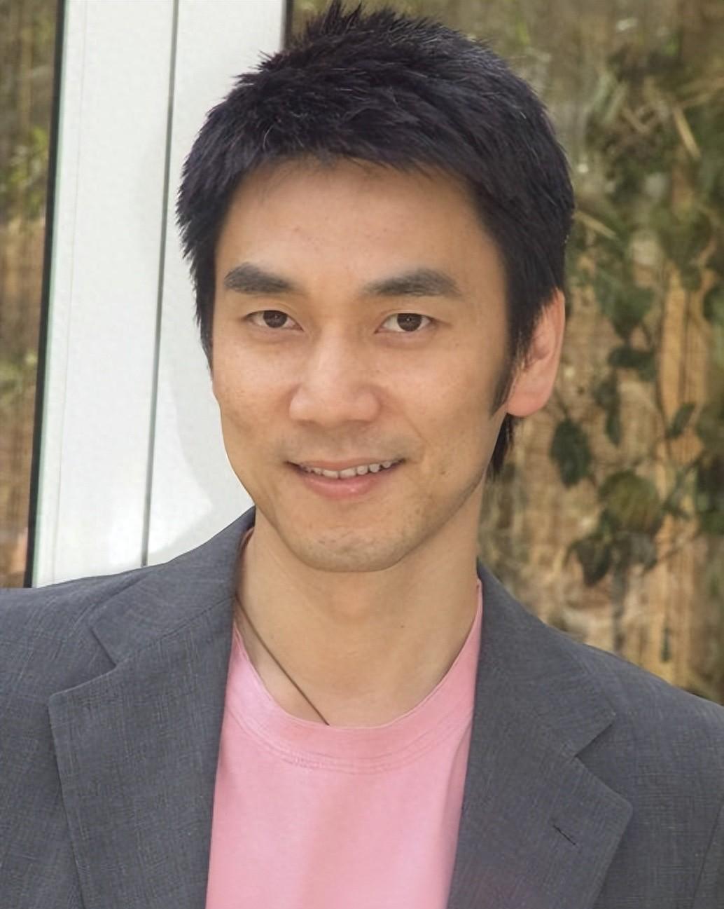 笑喷！林依轮和23岁儿子游上海迪士尼，网友：别合影，对儿子不利