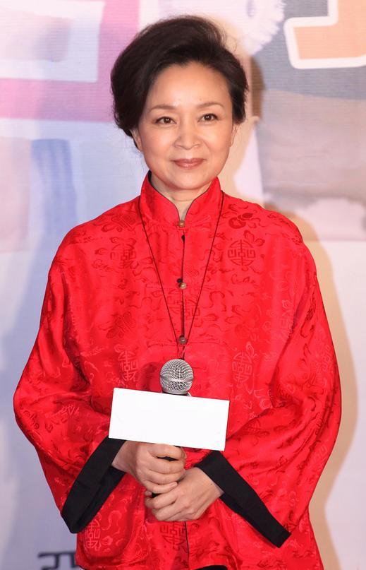 被65岁刘莉莉惊艳了:穿搭不刻意扮嫩,自然老去才更优雅高级