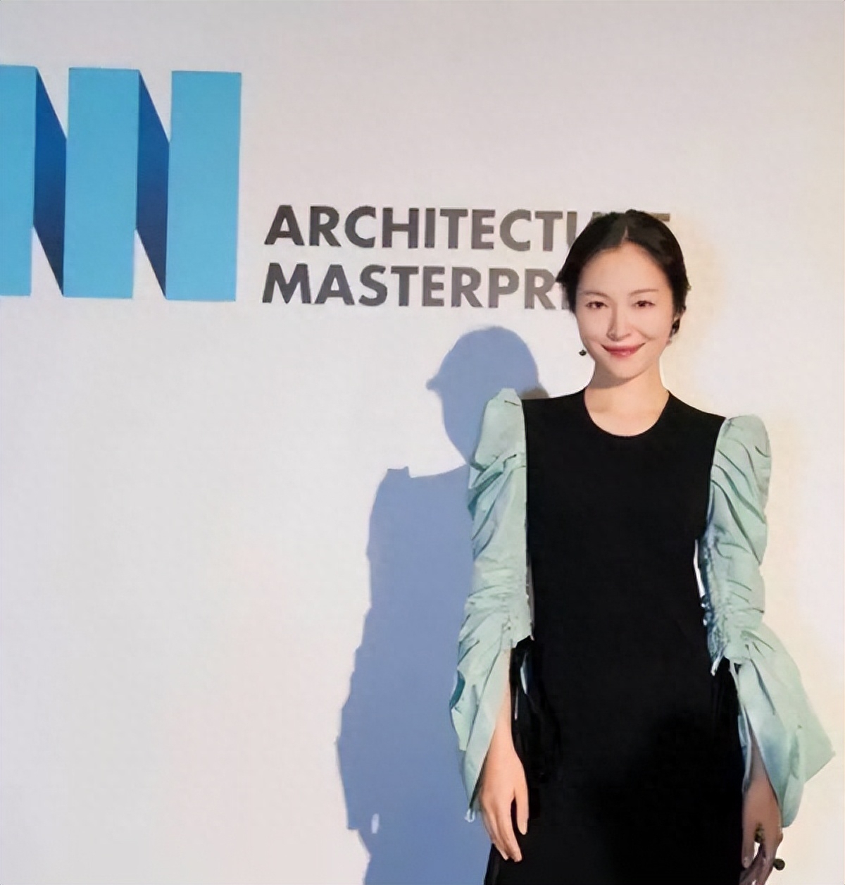 到处认干爹干哥,专找金主献身上位,“文艺女神”江一燕现形记