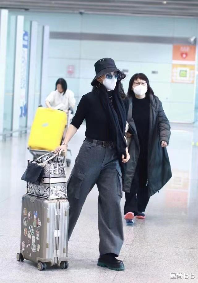 章子怡|章子怡悄悄回国，独自拎行李孤零零，打扮低调不像一线女星太路人