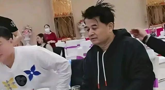 现身婚礼担任主持？“消失”了8年的毕福剑，终究走上“不归路”！