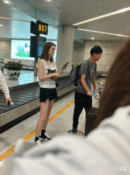 洪欣|洪欣夫妇真实感情曝光:机场同框互不理睬!洪欣全程黑脸像吵过架