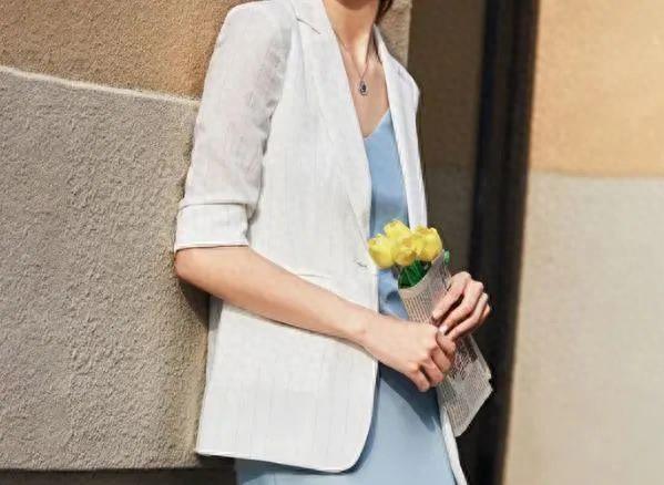 初秋，中年女人职场西装如何搭配半身裙，通勤又气质？