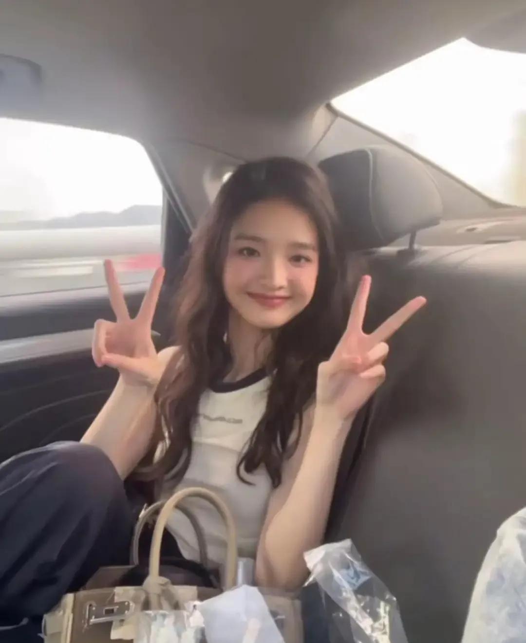 突发大瓜!王思聪被曝当爸,抱孩子照片流出,去年牵手大肚子女生