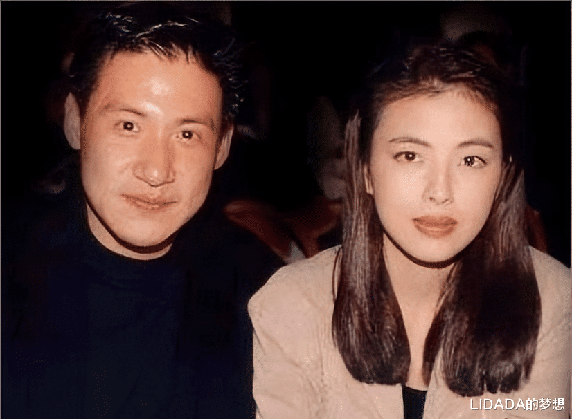 结婚27年,一双女儿颜值出众,他们的幸福惹人羡