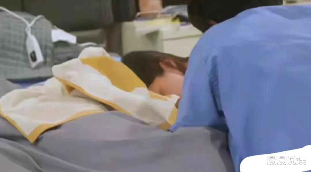 钟嘉欣|演员钟嘉欣首次公开三胎女儿水下分娩视频，全程表情坚定，好勇敢