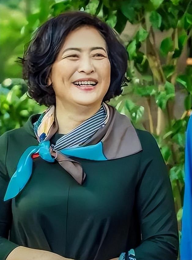 燕麦 64岁许娣老了也优雅：头发微卷，衣着鲜艳，照样美过年轻人