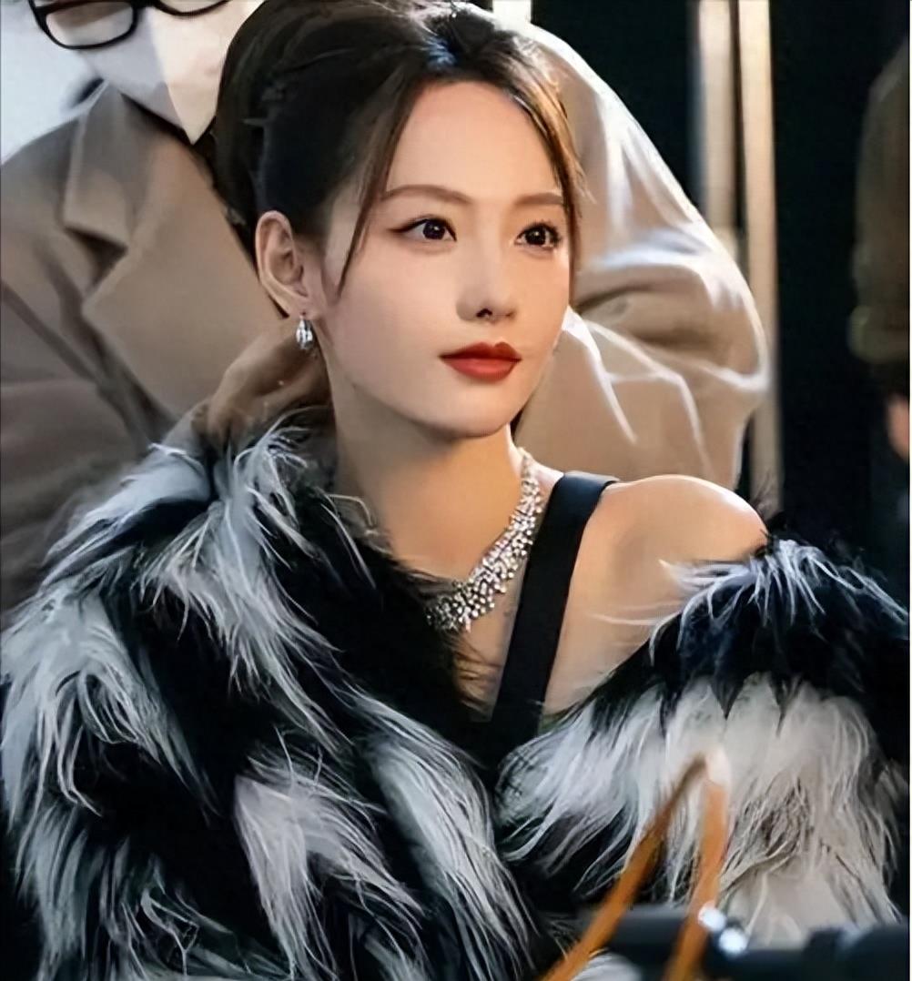 这一次,36岁靠美貌翻身的张嘉倪,彻底撕开了前任买超的尴尬处境