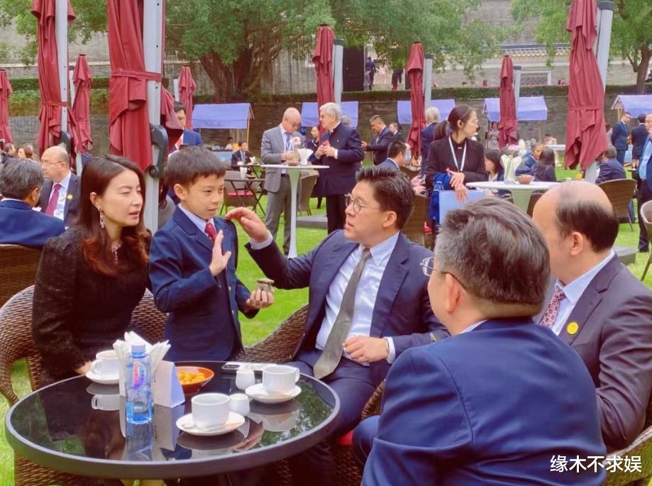 郭晶晶一家5口现身纪念馆！郭晶晶穿靴子珠光宝气，手上却戴着5毛钱发圈！