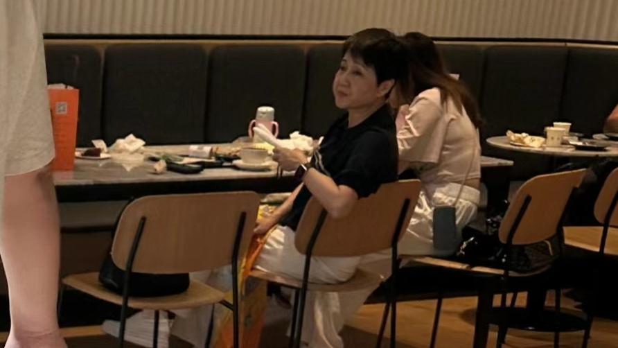 赌王四太梁安琪现身自家商场，亲自照顾孙子孙女，坐大堂吃饭接地气