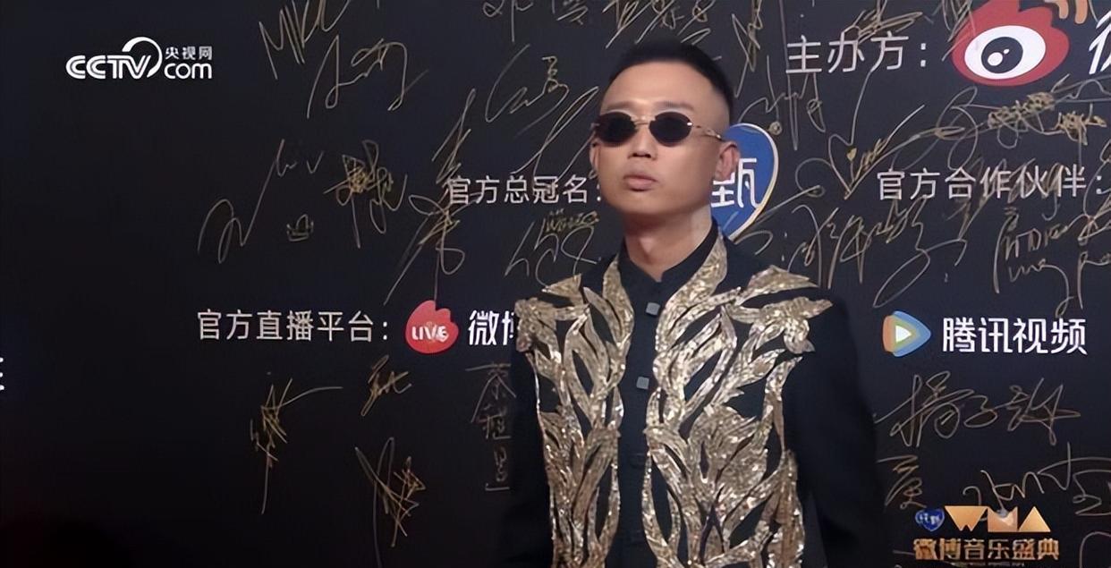 久违的音乐晚会，周笔畅又乱穿，谢娜跳脱放飞，周深深情有魅力